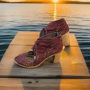 Vince Camuto Women's Size 7.5 Esten Red Leather Heeled Sandal Laser Cut Peep-Toe